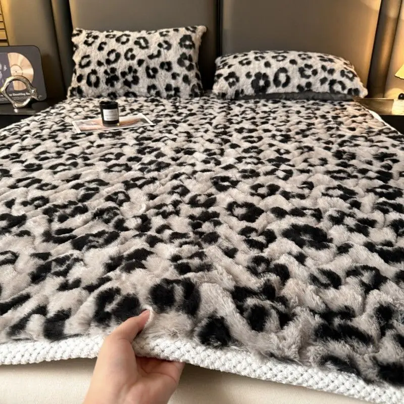 Breathable Foldable Velvet Mattress Topper Non-slip Quilted Fitted Bed Cover for Dormitory Winter Warm Tatami Mat with Straps