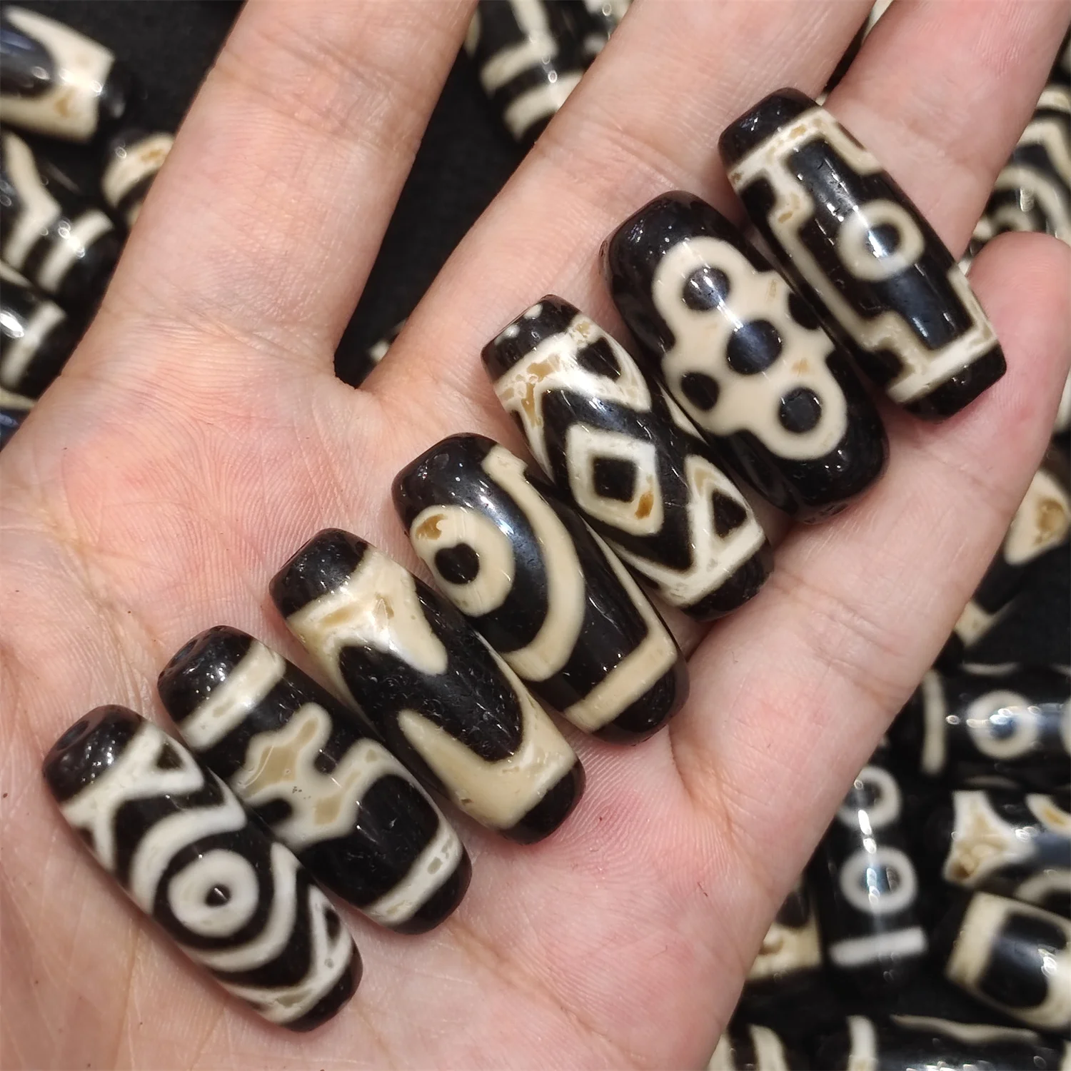 50pcs/lot Natural multi-pattern old agate dzi Weathering lines Black and white Raw ore old material Bracelet Necklace accessorie