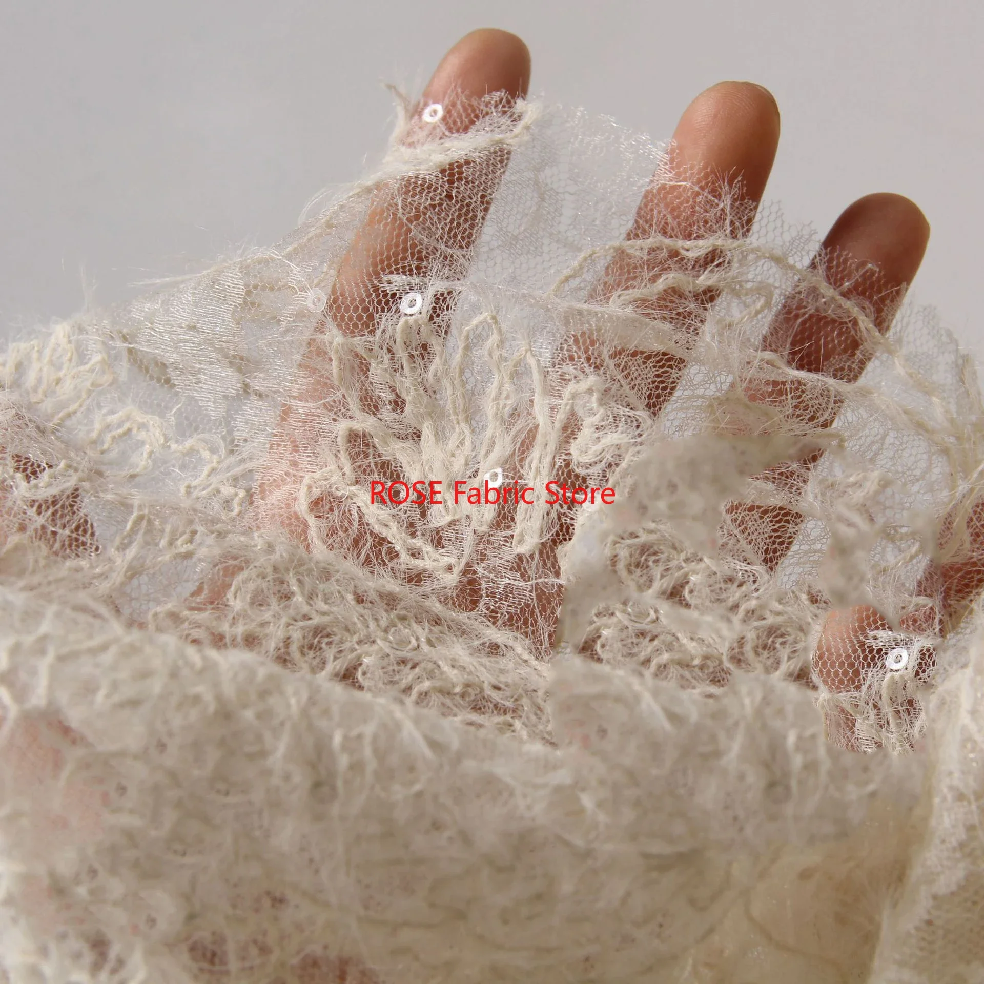 1ヤードの、柔らかい羽根模様のレースビーズメッシュ生地。ヘアアクセサリー、ドレス、diy、ファッション、刺繍、デザイナー向け生地として。