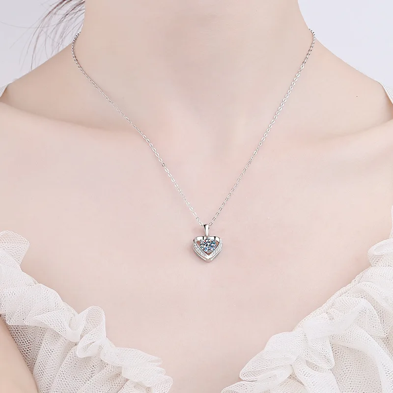 

S925 Pure Silver Heart Necklace Fashionable Moissanite Necklace