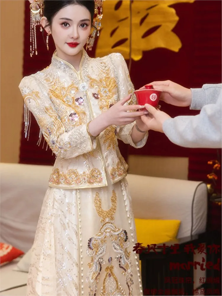 Light-colored and thin champagne-colored Chinese-style gauze toasting attire with a golden feel