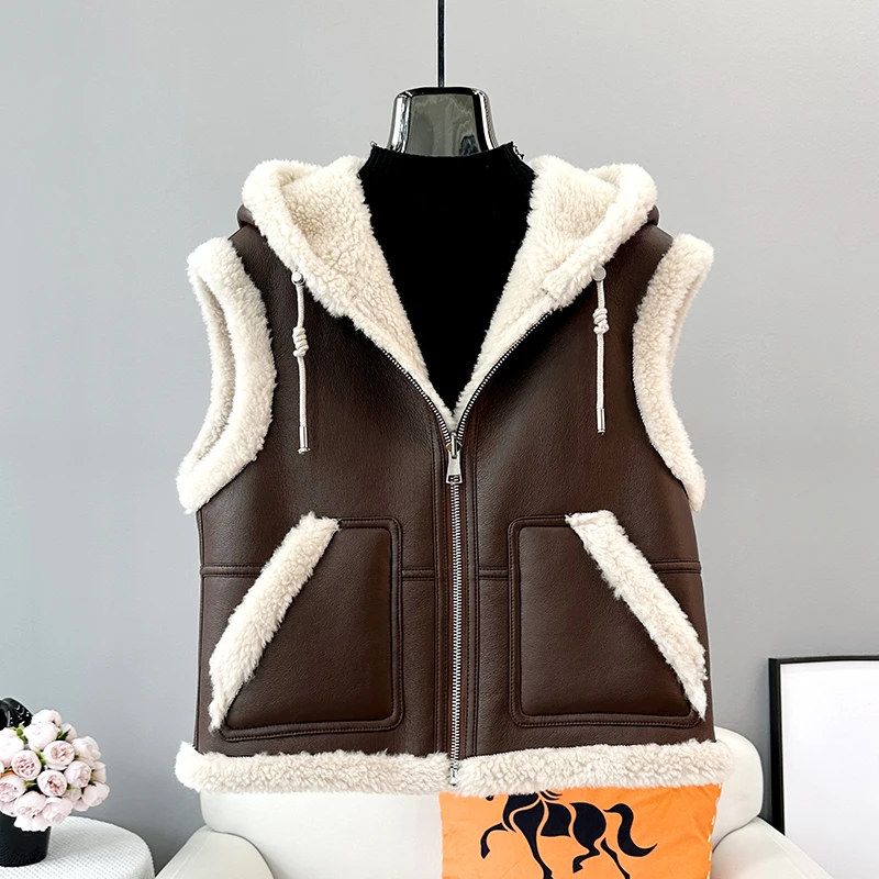 Gilet di lana di agnello femminile 2023 autunno nuovo alla moda fuori indossando cappotto di pelliccia senza maniche in Shearling di pecora con cappuccio JT3457