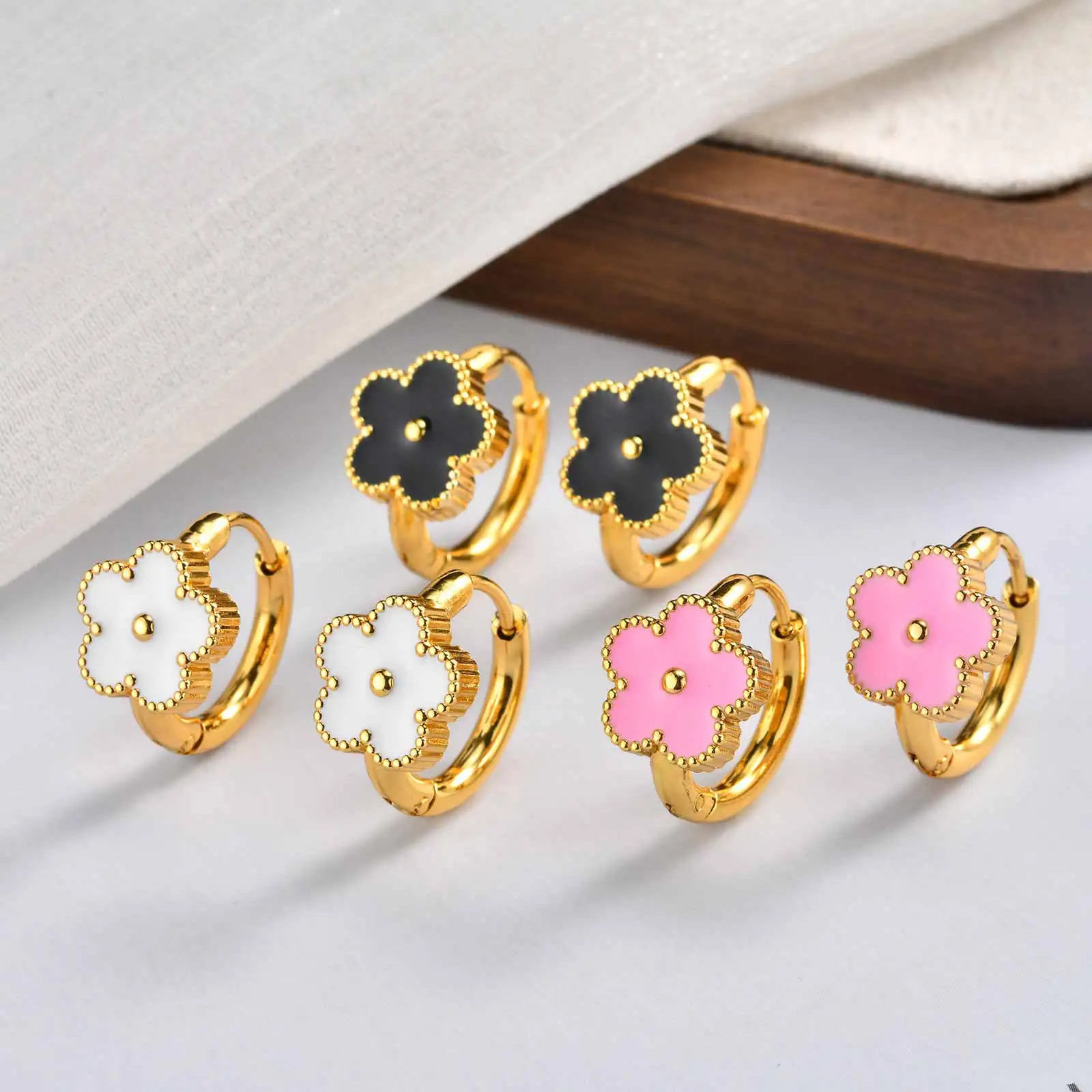 Boucles d'oreilles fleur en émail blanc en acier inoxydable pour femmes, bijoux imperméables plaqués or PVD 18 carats