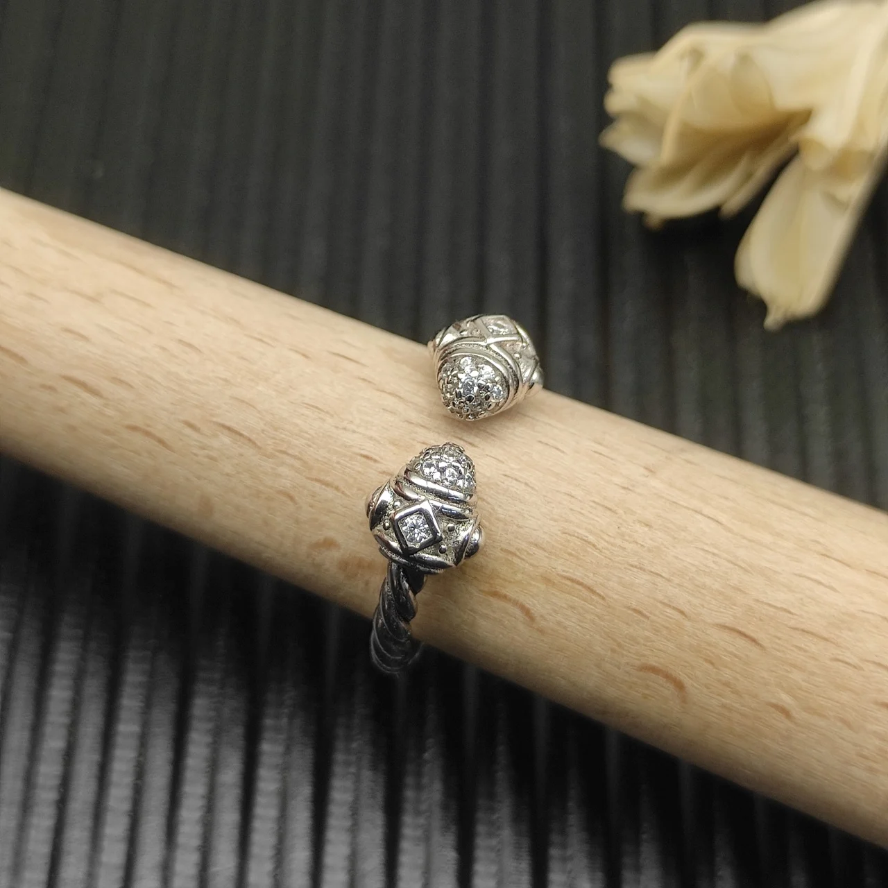 

Новая коллекция высококачественных колец DAV 2026: Простые и элегантные, идеально подходят для любого случая, подходят как мужчинам, так и женщинам. 3 шт.