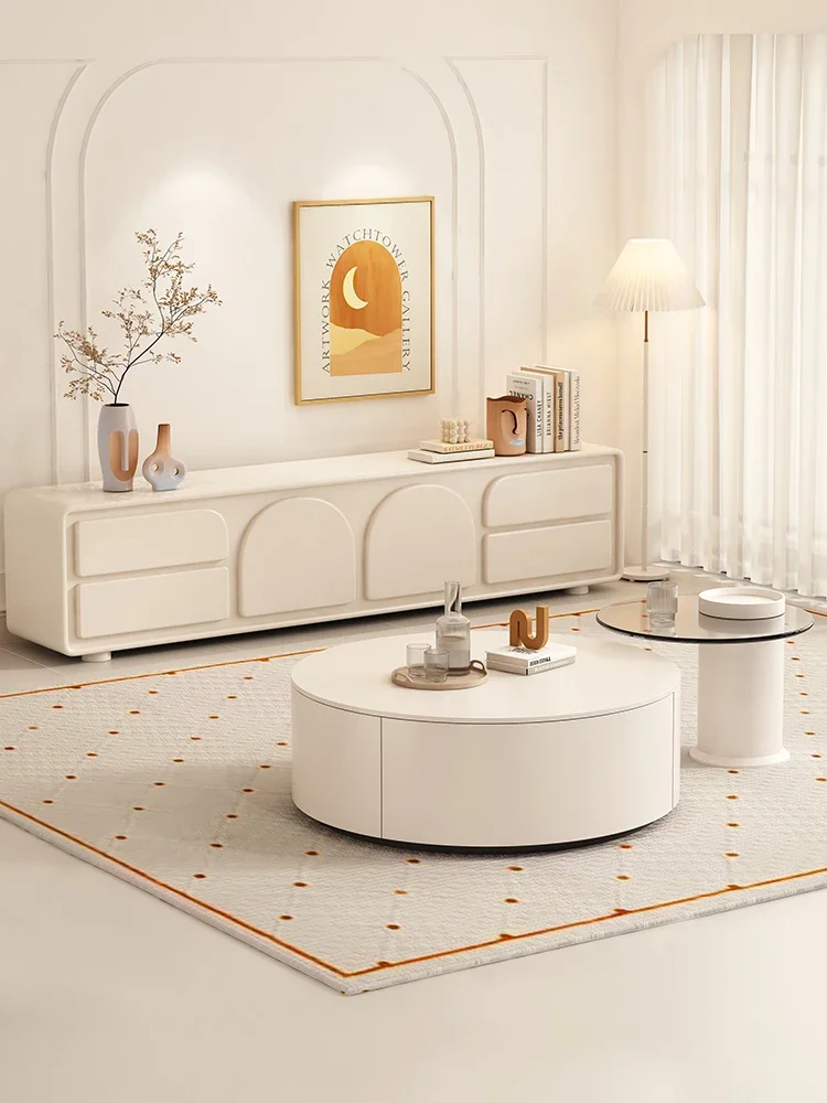 طاولة قهوة ذات بلاطة صخرية كريمية، غرفة معيشة بسيطة وحديثة، فاخرة منزلية خفيفة، خزانة تلفزيون حمراء صافية