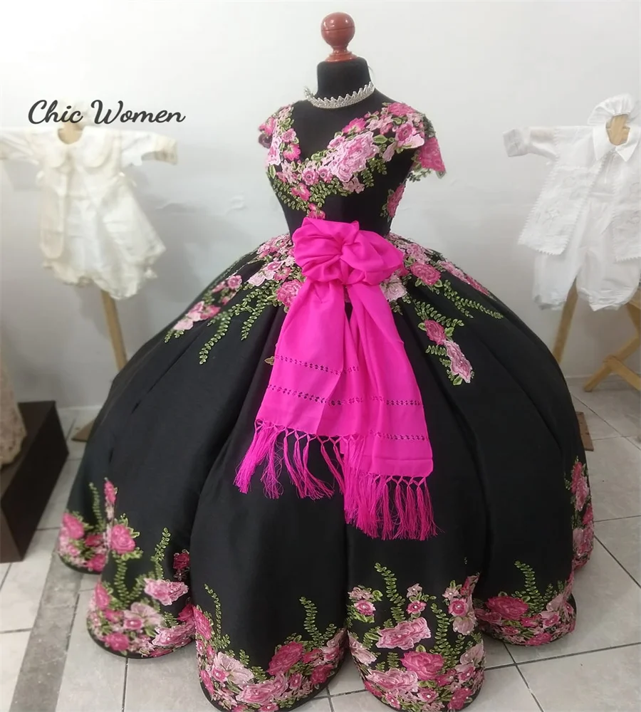 Black Mexican Quinceanera Dresses 2023 With Rose Flower Pattern Appliques Lace Goth Sweet 15 Party Gowns Vintage Corset Prom