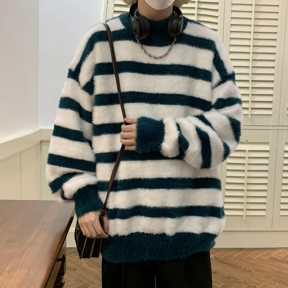 The new round neck sweater in the winter of 2023 is a base layer for men's solid color Korean style plush, warm and handsome