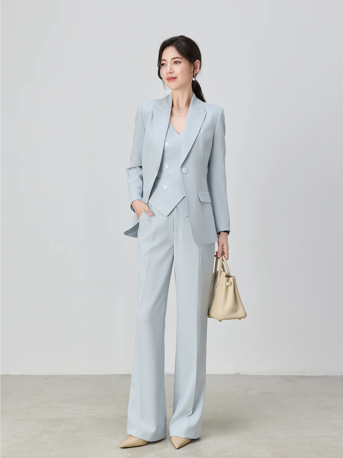 

Весенний деловой костюм-тройка 2026 года для женщин: профессиональный, приталенный, синий, для офиса и работы