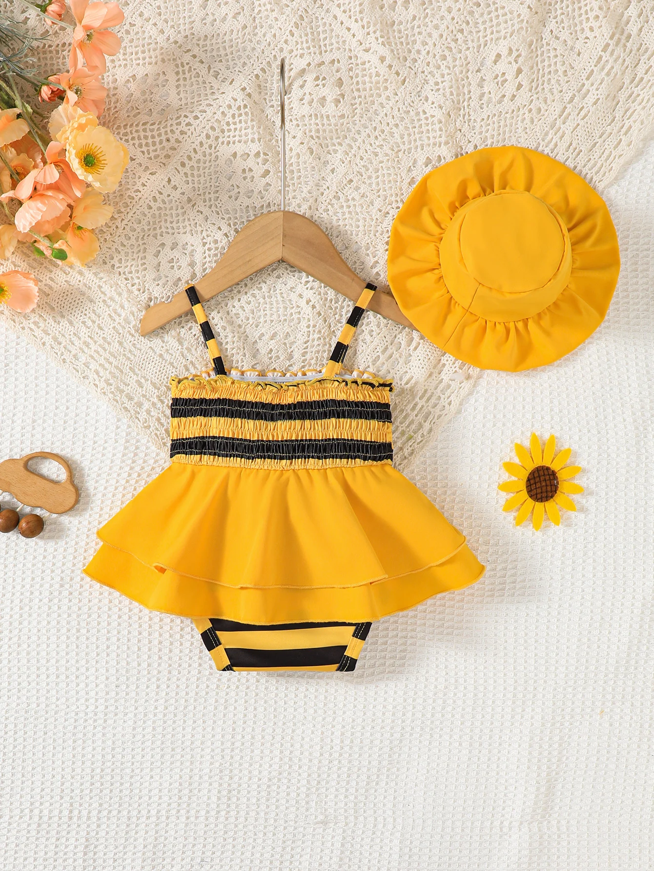 Baby girl, little bee pattern, printed, wrapped, suspender, triangle, dress, bow design, paired with hat, two-piece set