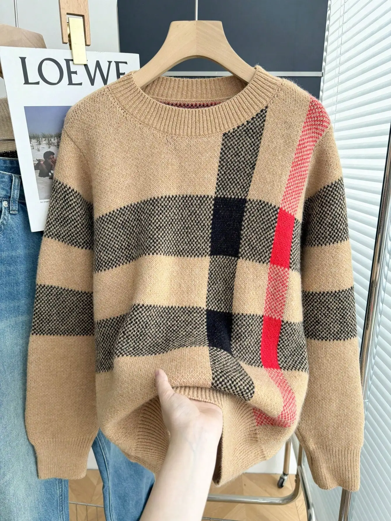 

Женский свитер свободного кроя с круглым вырезом и геометрическим клетчатым узором, осень-зима