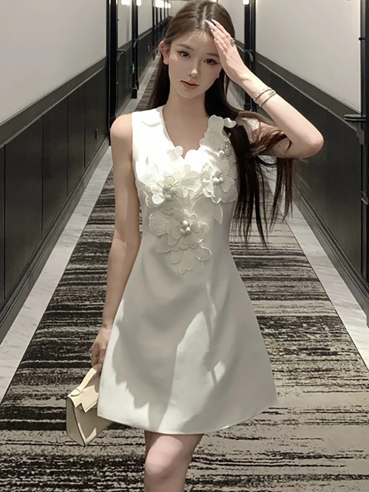Biała Elegancka Sukienka Mini z Aplikacjami, Dekolt V, Letnia Moda Damska, Bez Rękawów, Codzienna Sukienka 2025 Koreańska Sukienka Bodycon na Imprezę