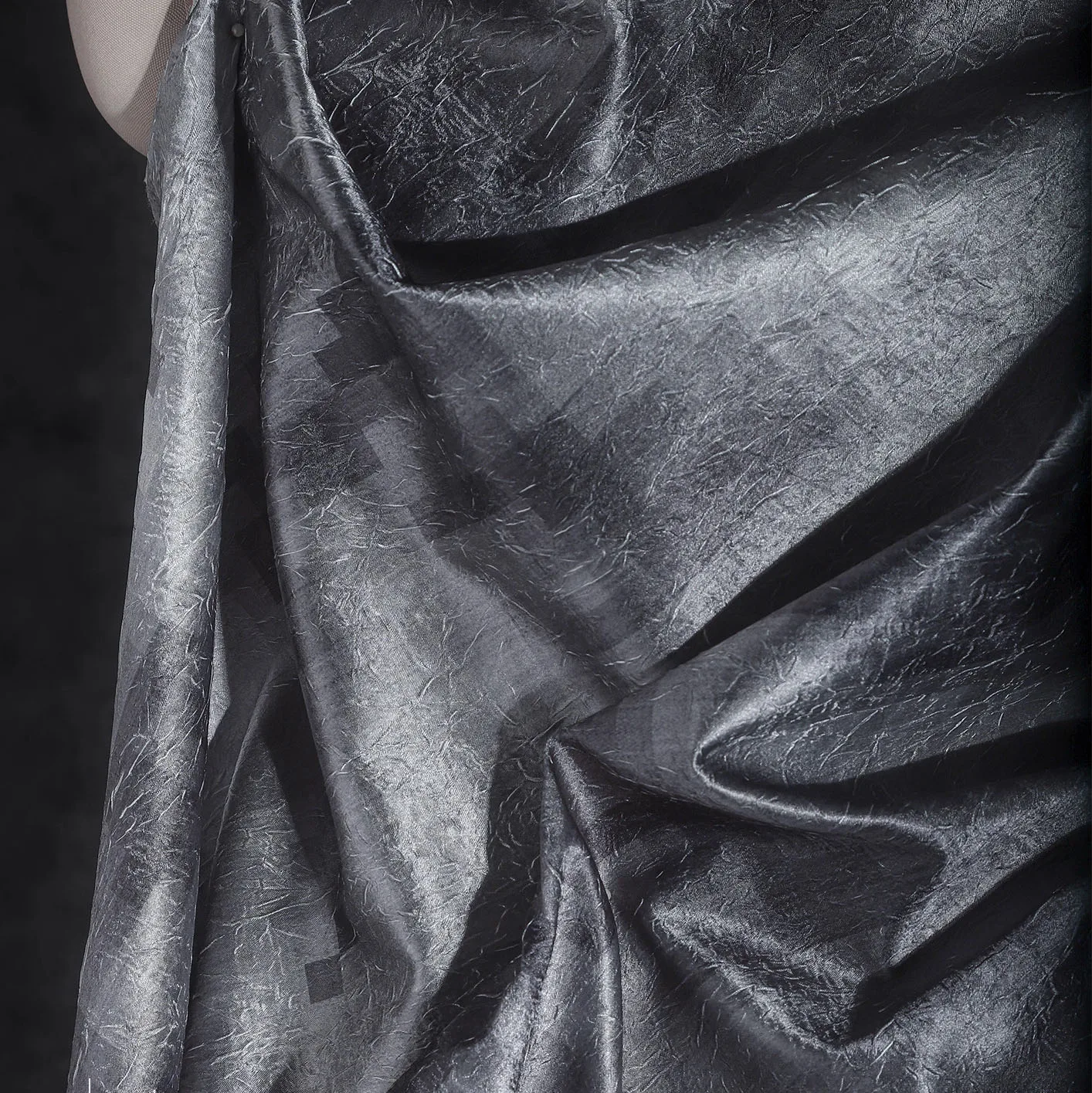 

1 ярд серая мозаичная сетка с градиентным рисунком ткани для одежды Креативная плиссированная текстура ткань для пальто, юбки, дизайнерской ткани