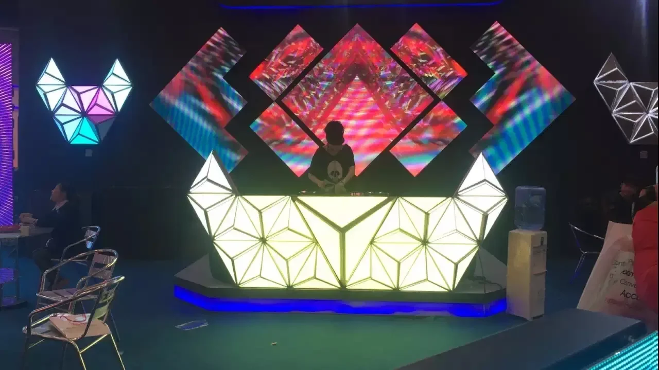 Creative Stage Background LED Video Wall Special-Shaped LED Screen DJ Booth Triangle P2.5 P3 Night Cube KTV Concert LED Display