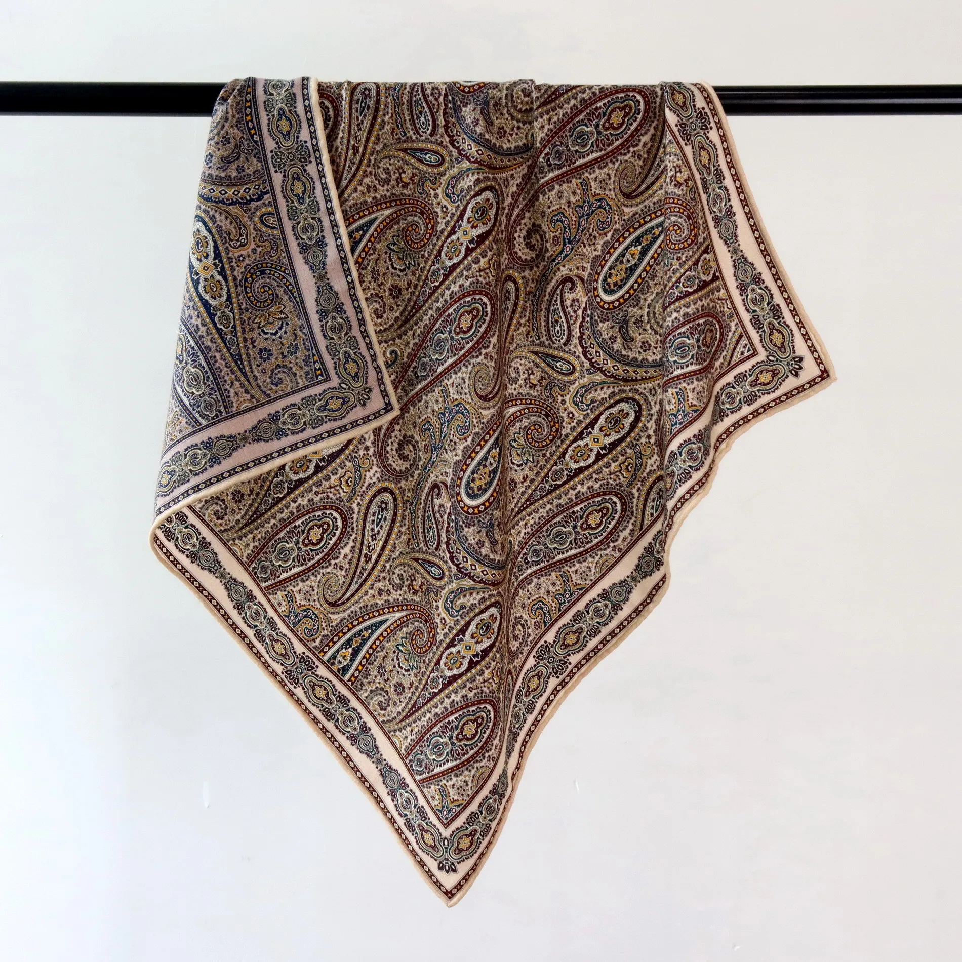 sciarpa-in-misto-seta-e-lana-scialli-di-lusso-firmati-accessori-per-borse-bandane-con-bordo-arrotolato-a-mano-decorazioni-per-collo-e-capelli