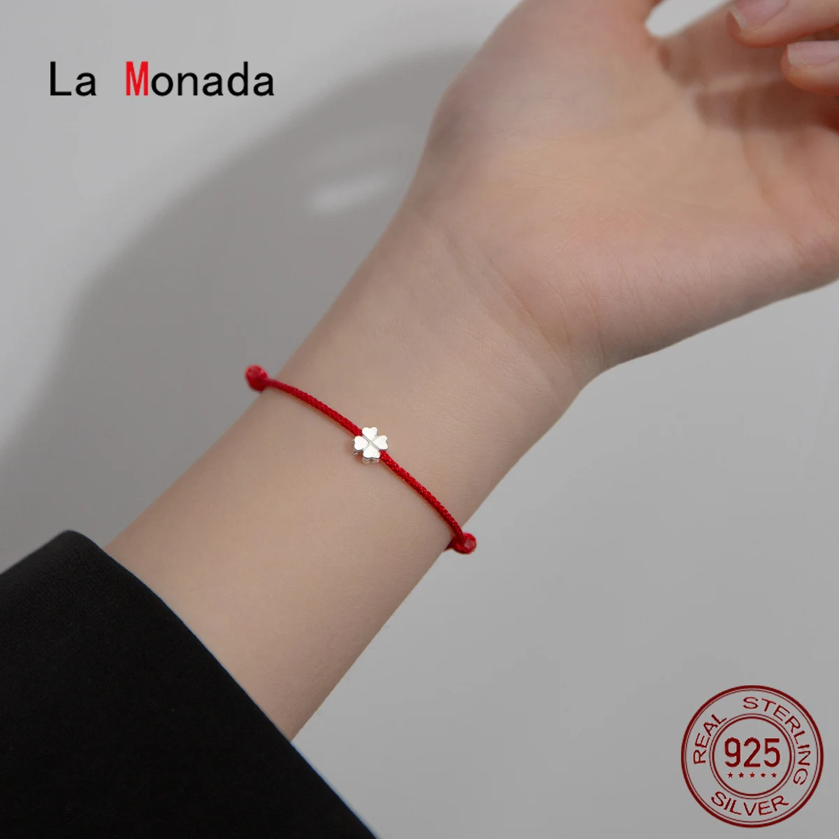 Bransoletka La Monada ze srebra próby 925 z czerwonym sznurkiem, regulowana, z czterolistną koniczyną, czerwona biżuteria na sznurku dla kobiet, studentek i dziewcząt.