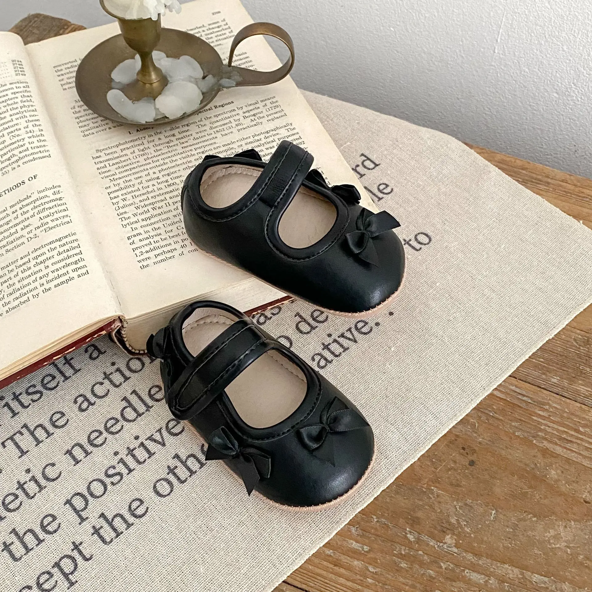 Sepatu Kulit PU Bayi Perempuan Musim Panas 2025 Desain Pita Lucu Ujung Bulat Tali Velcro Sol Lembut untuk Langkah Pertama ​