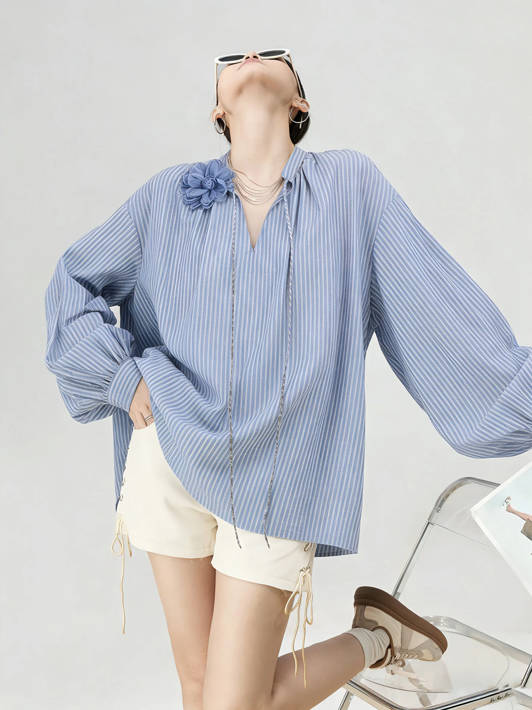 

Ретро-рубашка с V-образным вырезом, сине-белыми полосками, длинными рукавами, повседневная, женская, красивая, новая, укороченная, удобная, свободного кроя, из полиэстера...