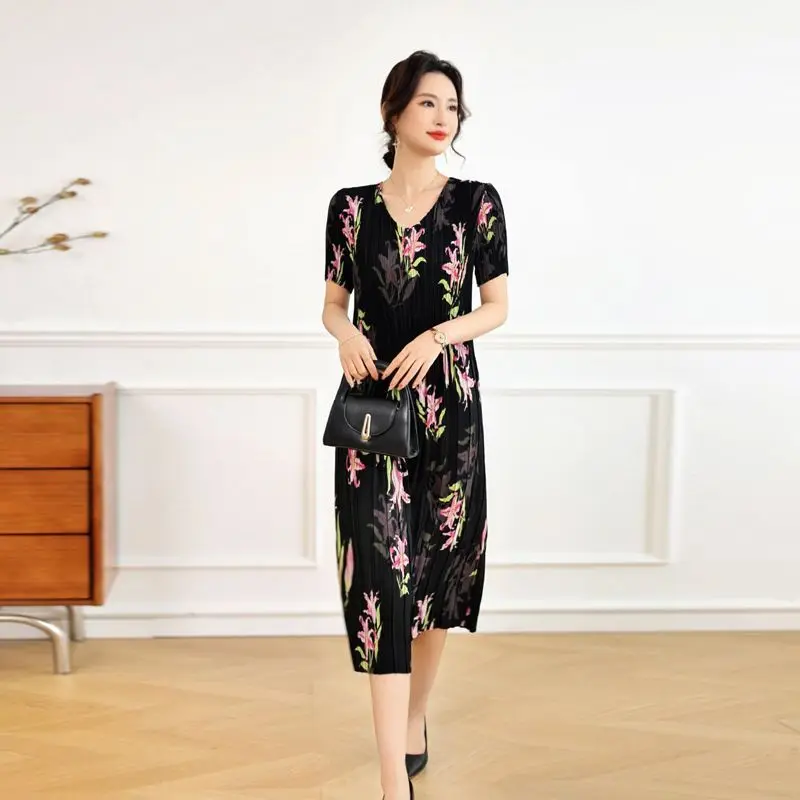 The new models in summer 2025 are inside, mother's dress, short sleeves, elegant fashionable, thin and summer