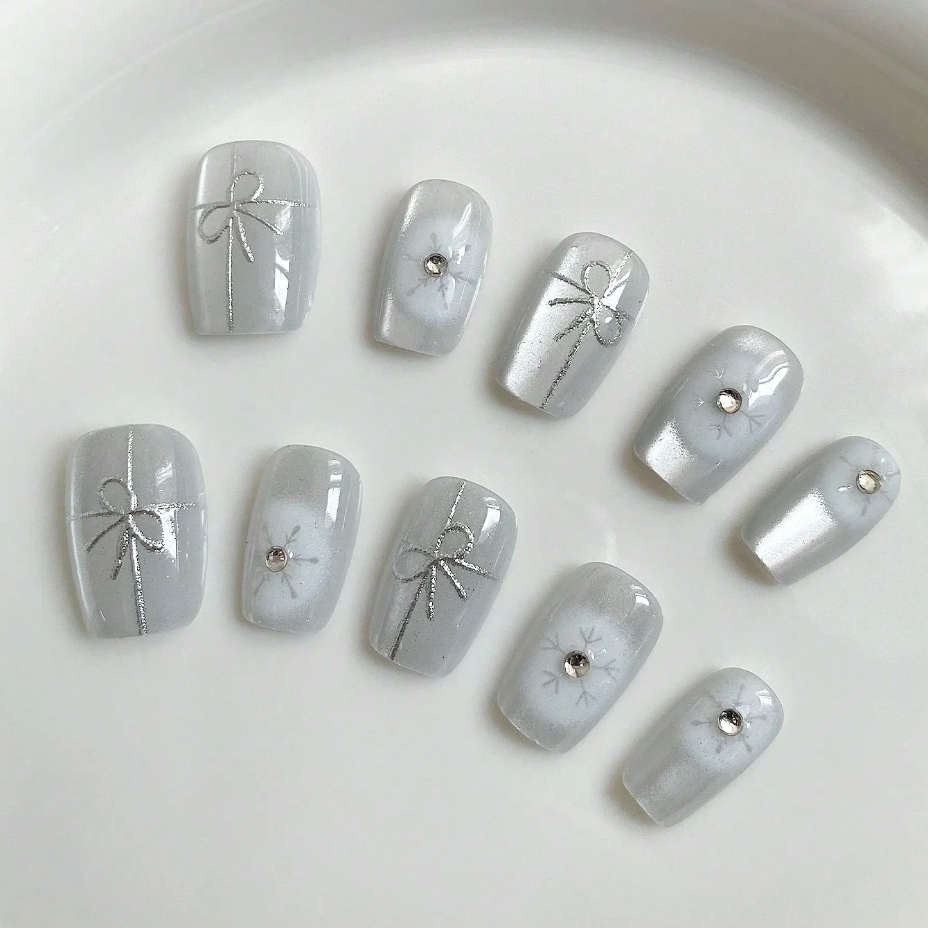 10 pièces de faux ongles carrés courts pressés à la main, beaux faux ongles, nail art simple flocon de neige, adaptés à une utilisation pour femmes