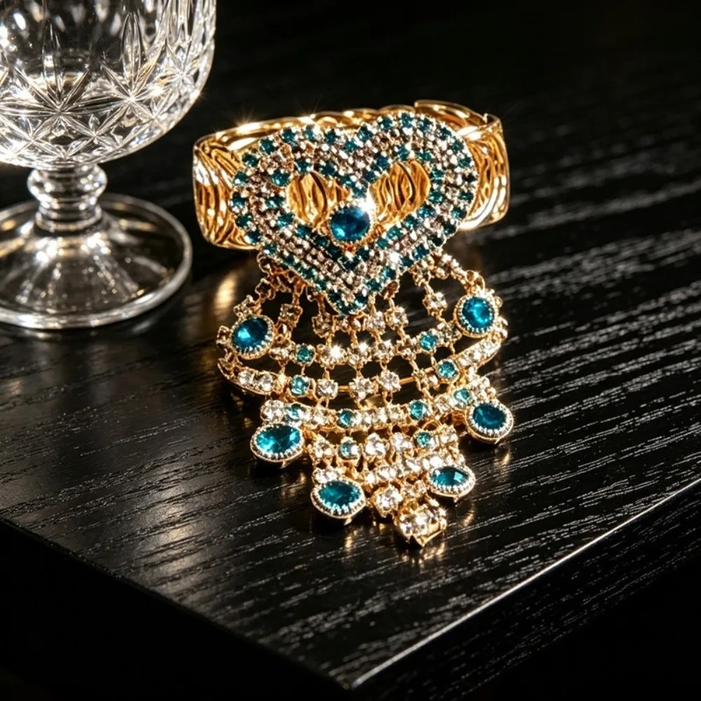 Vintage Sparkling Alpaca Charm Bracelet Rhinestone Jewelry Tassel Design Hollow Bangle Gold Plated Bangle Souvenir Gift