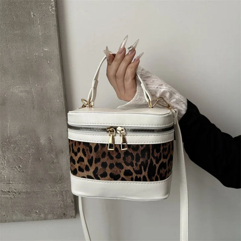 

High-End Casual Tote Messenger Bag For Women With Letter Logo Large Capacity And Minimalist Elegant Look