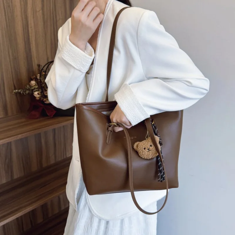 

Chic Ladies Leather Shoulder Bag - Luxury Brand Designer Crossbody Handbag Spacious Elegant Everyday Tote