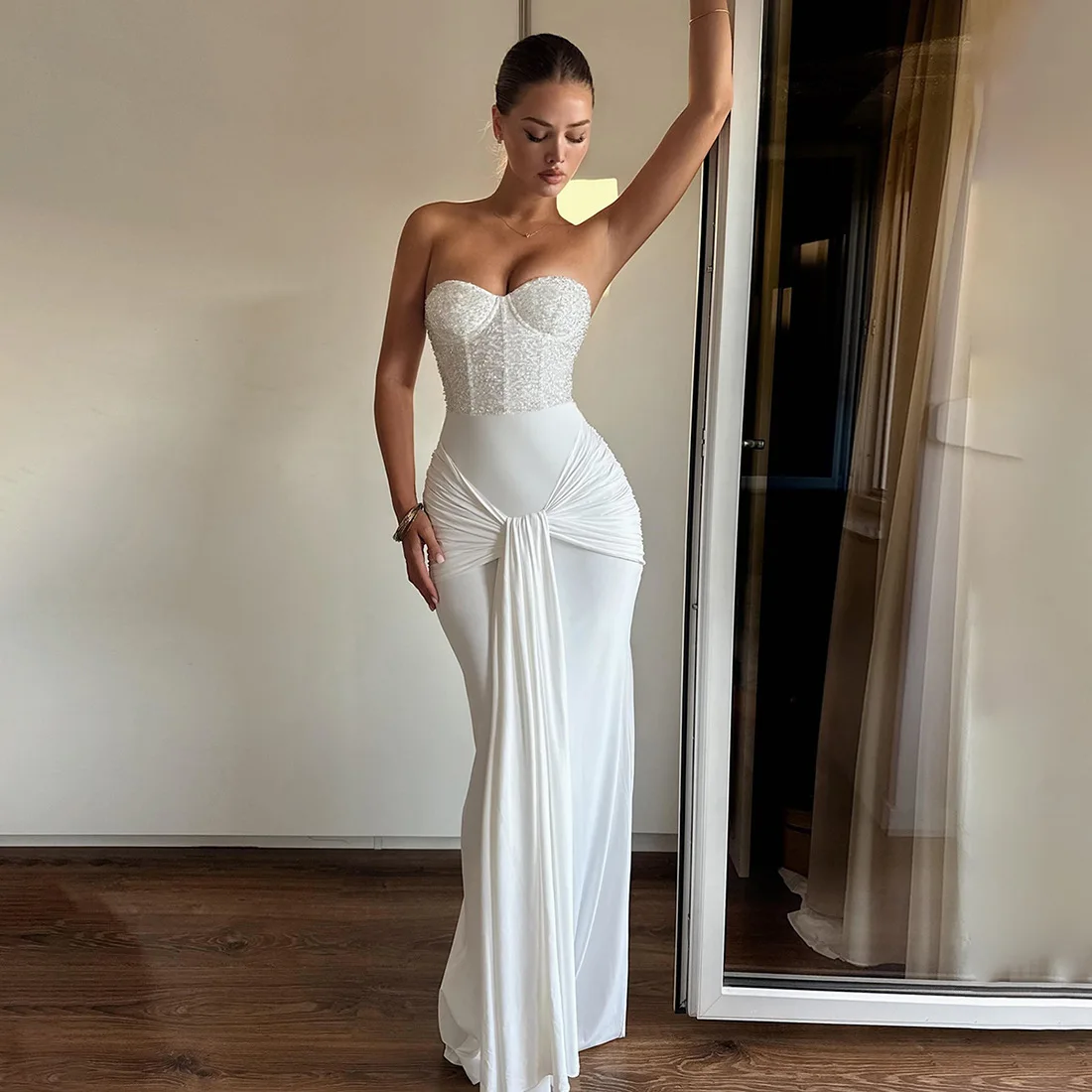 Sukienki bodycon letnie sukienki jednoczęściowe damskie na wakacje w kurortach relaks czas wolny zabawa i rozkosz koncentracja palma drzewo opalanie się gotowe do opalania się