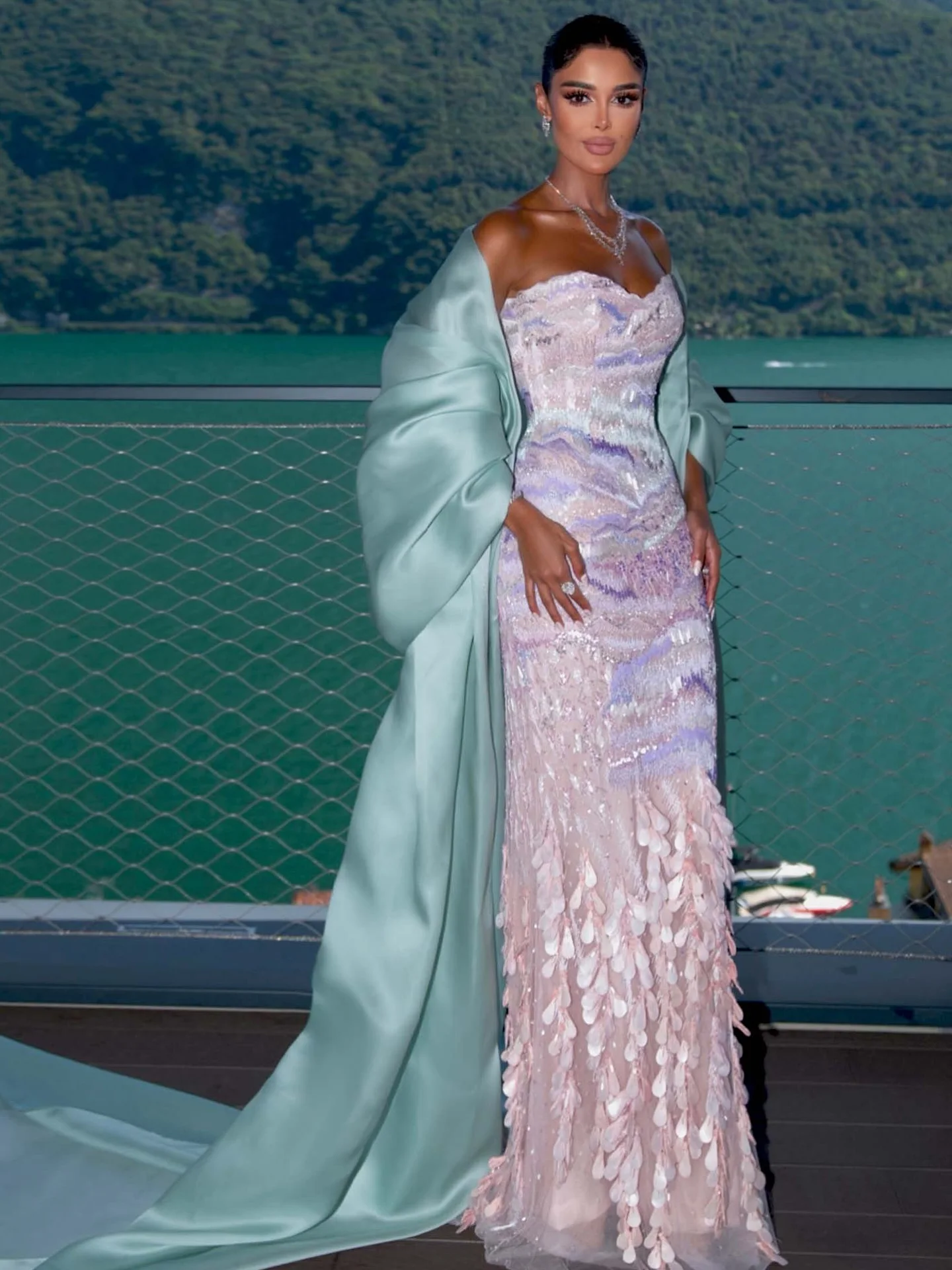 カスタマイズされた絶妙な高級夢のようなウェディングドレスブライダルパーティーブライダルドレスチャペルトレインアップリケスパンコールショールオーガンザ