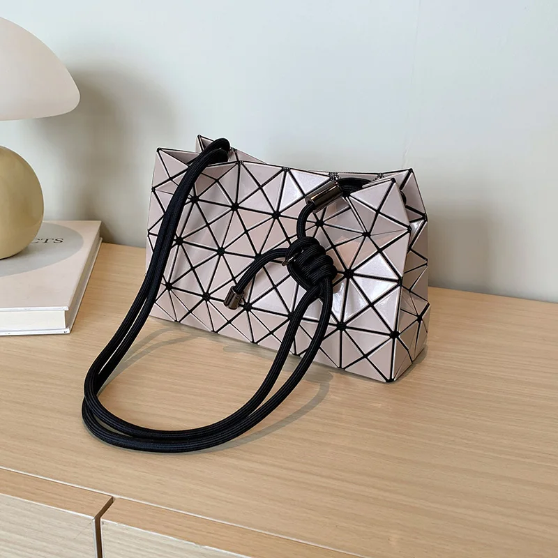 حقيبة يد عصرية بشعار حروف للنساء الأنيقات مع تصميم عتيق عالي الجودة وسعة كبيرة