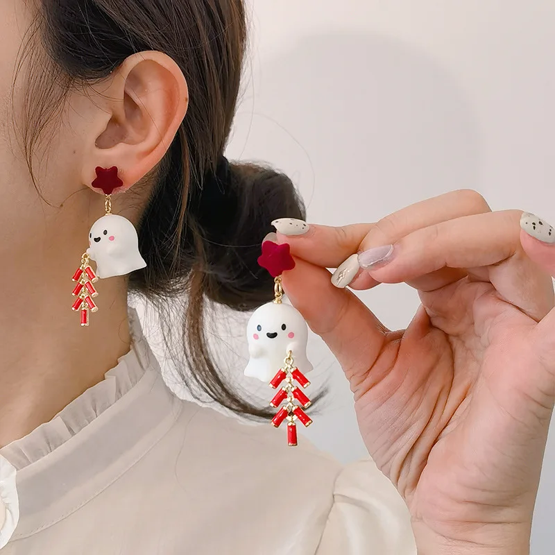

Women's Halloween Ghost Drop Earrings Unique Creative 3D Ghosts Holding Studs for Parties Funny Pendant Jewelry Girls Gift