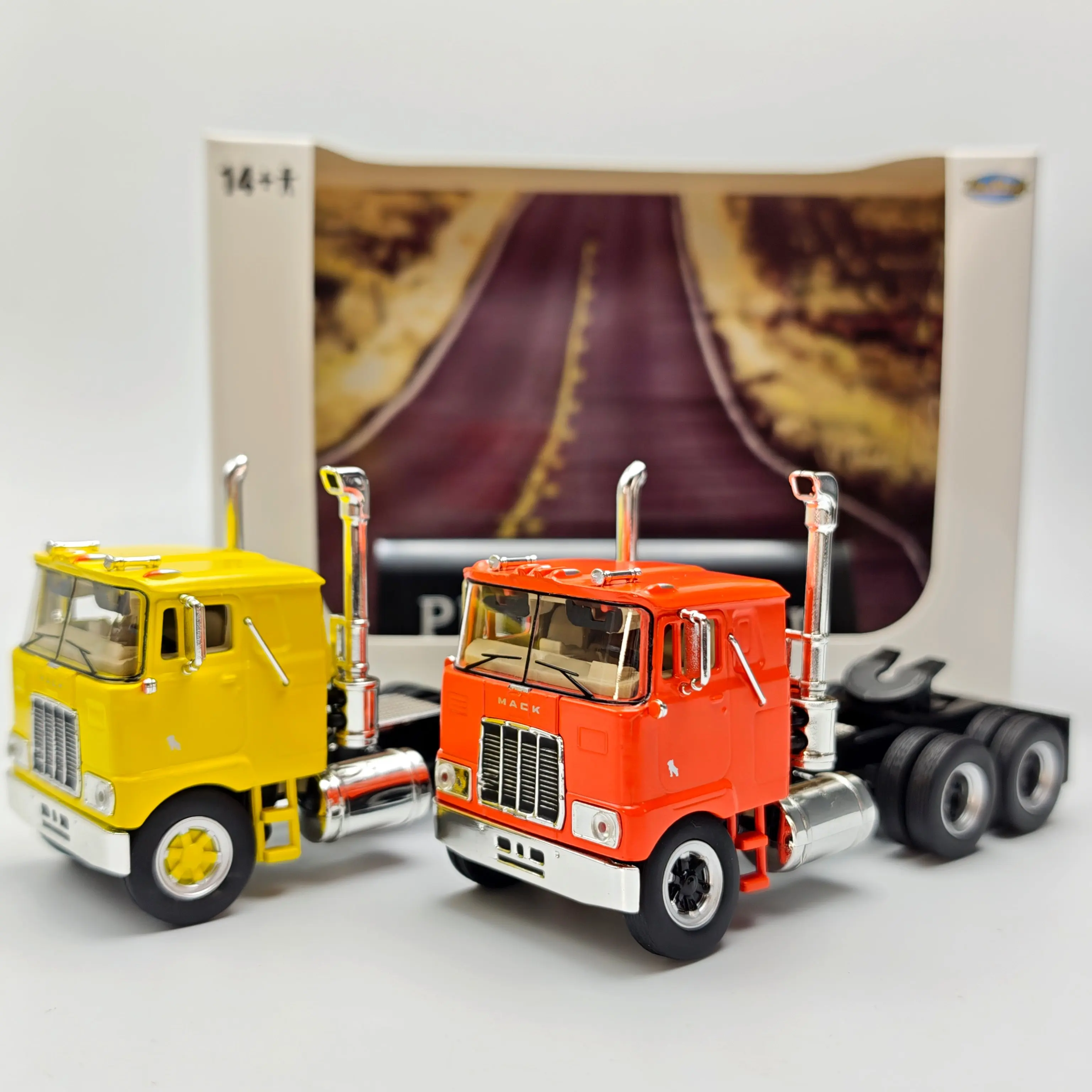 Mack F700 1:64 Semi-trailer Tractor Alloy Diecast Model Car Gift Static Ornament