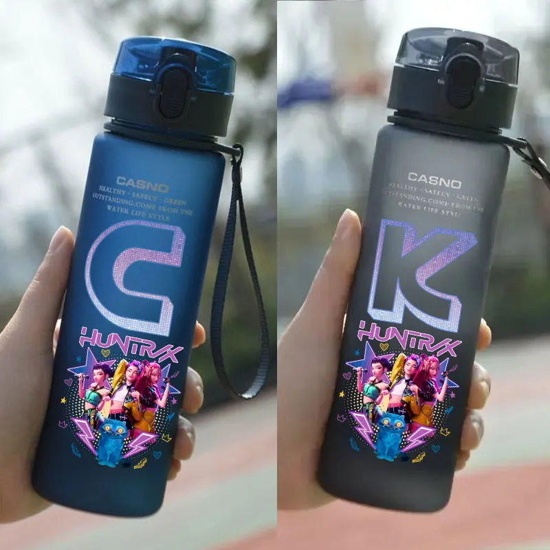 K pop Demon Hunters 560ML taza de agua portátil de plástico de dibujos animados al aire libre botella deportiva de gran capacidad K-POP HUNTR/X Rumi Mira Zoey
