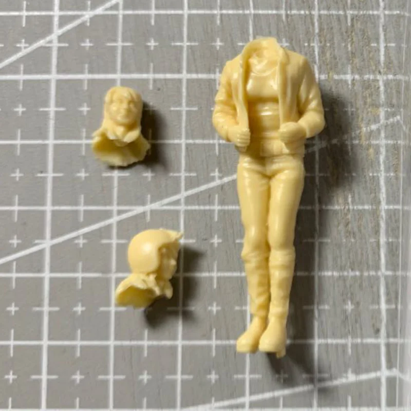 1/35 Scale Resin Figure Figure Full Body Model Kit Girls Wearing Jackets Two Ends GK Model Play Unassembled  Unpainted DIY Toys