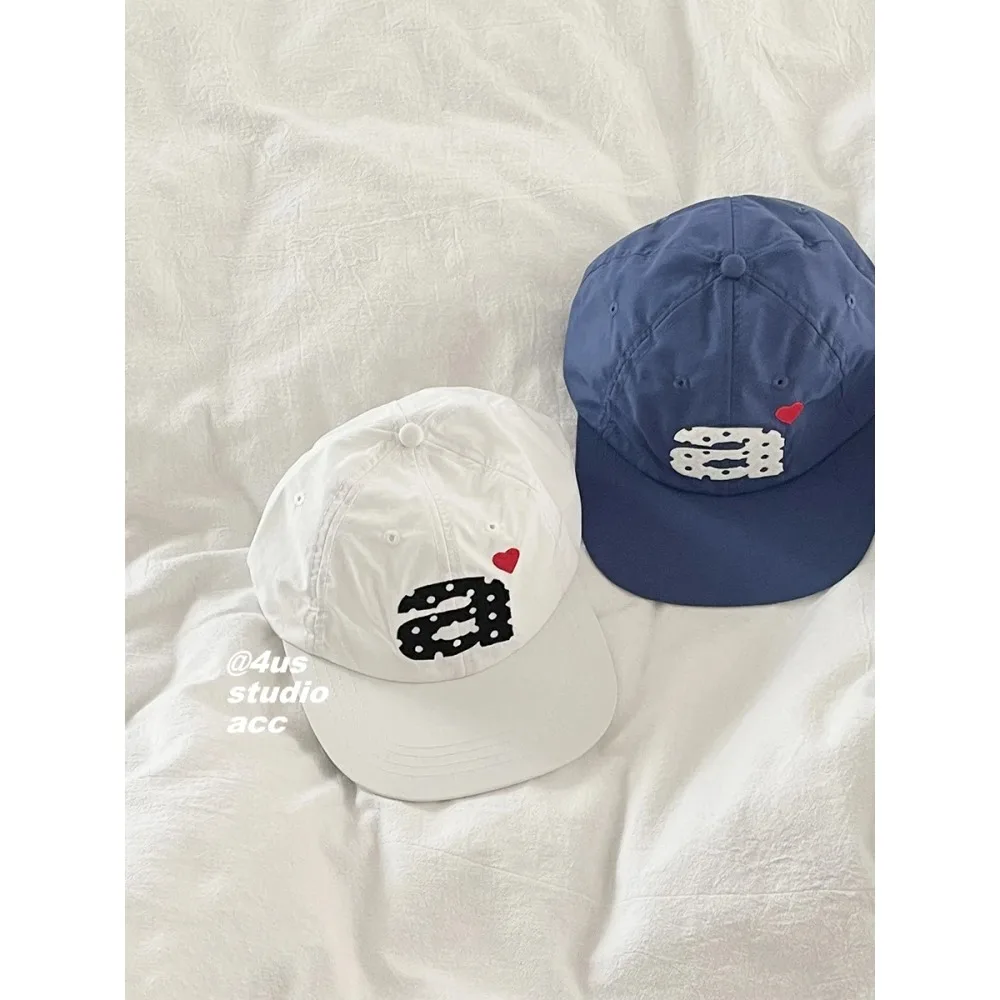 Il nuovo berretto da baseball a tesa piatta da donna estivo traspirante ad asciugatura rapida ricamato mostra il viso piccolo