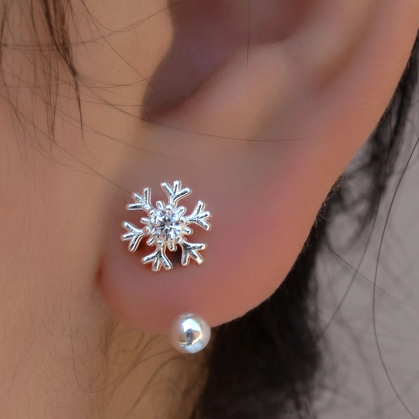 2Pcs Silver Color Fashion Screw Buckle Puncture Stud Earrings for Women Girls Fine Crystal CZ Snowflake Earrings Elegent Jewelry