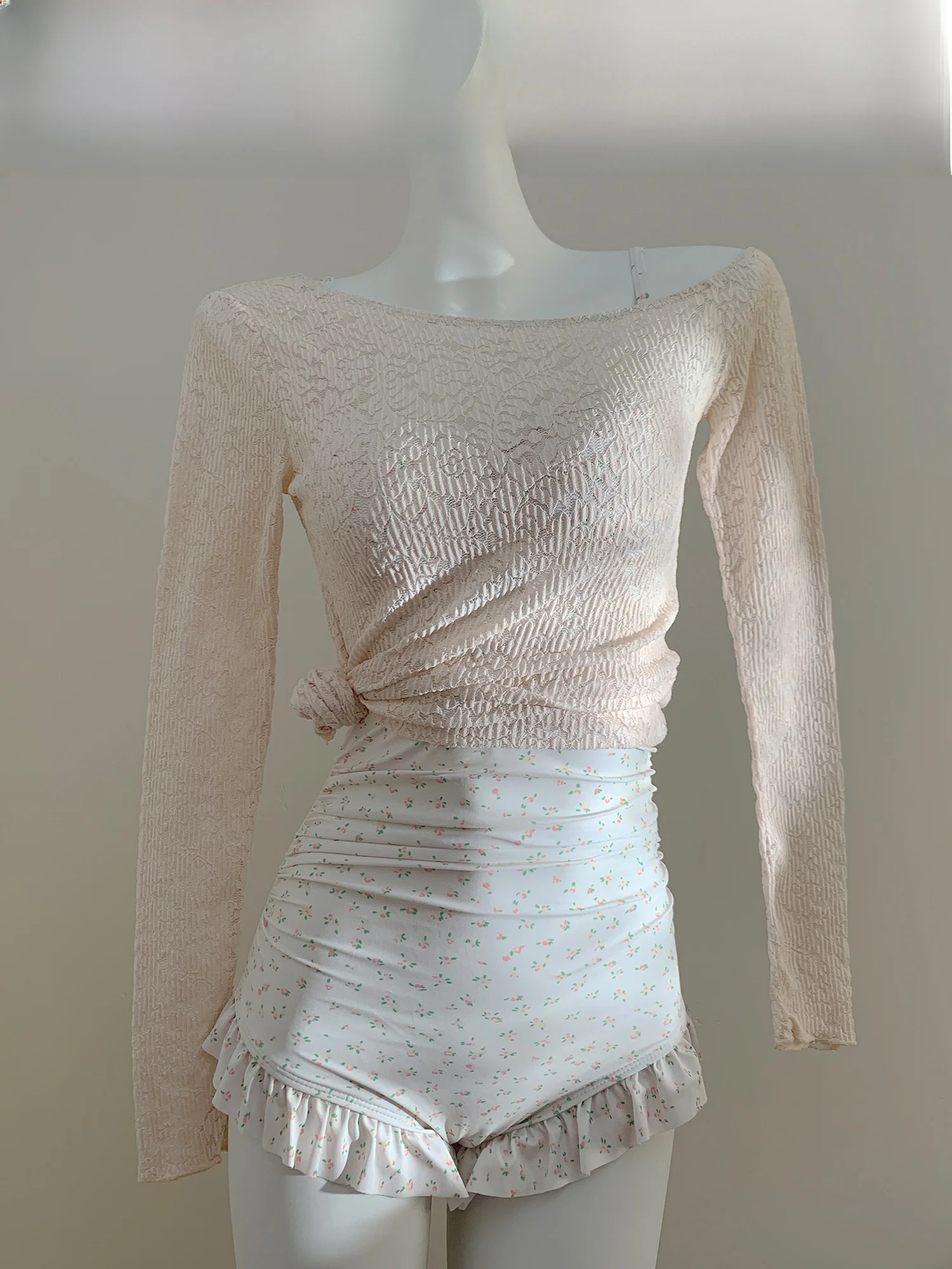 

Комплект из двух предметов Pure Desire: светло-розовый купальник-накидка для термальных источников, корректирующий фигуру, пляжная одежда