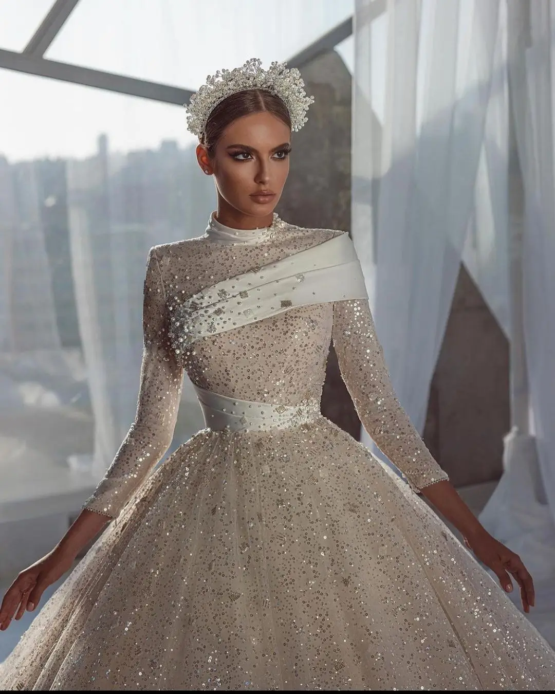 Gorgeous Dubai Arabic Wedding Dresses Appliques Lace Long Sleeves Sweep Train Bridal Gowns Custom O-Neck Robes De Mariée