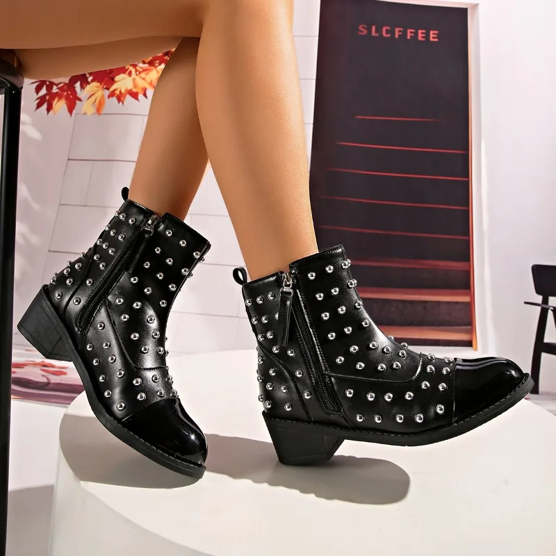 Stivali caldi da donna Nuovo stile Cerniera laterale Rivetti Tacco spesso Punta tonda Stivali moda Autunno e inverno Stivaletti corti semplici giornalieri