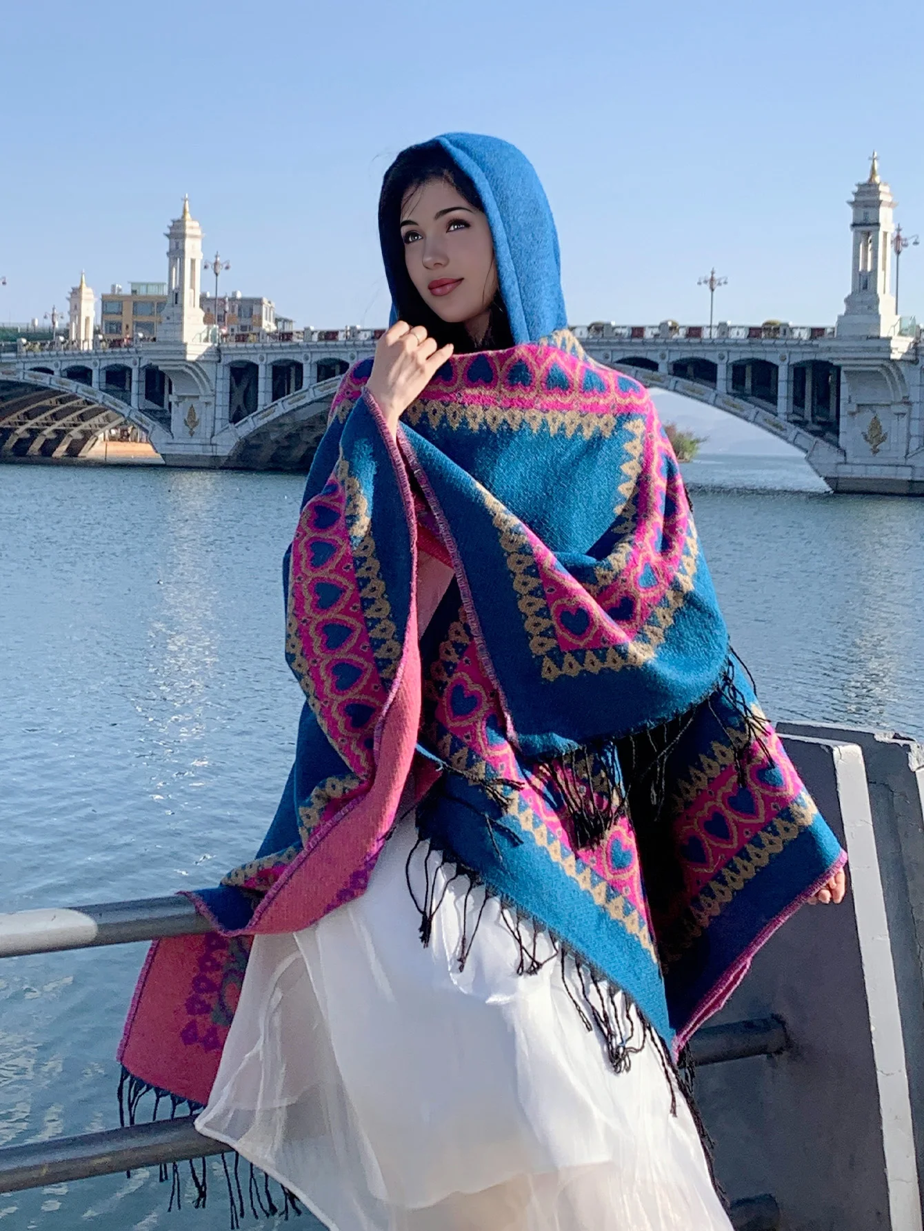 

1 женская элегантная накидка в стиле ретро с сердечками для осени и зимы, обеспечивающая тепло и уют.