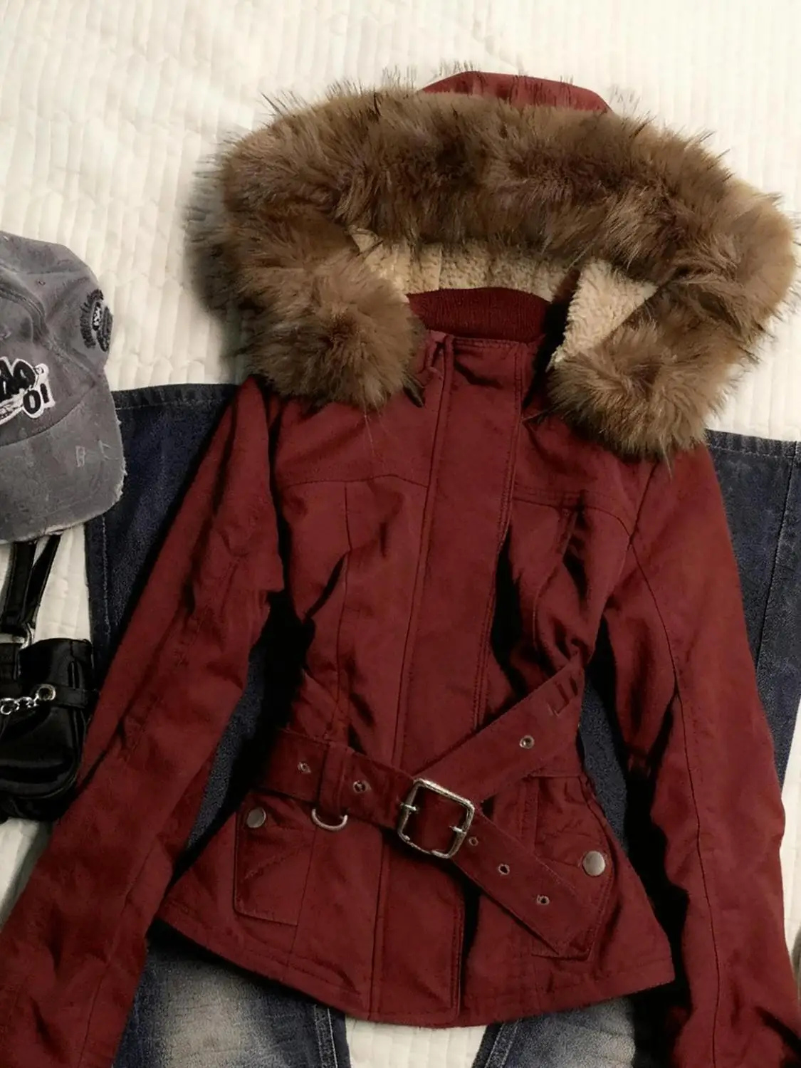 Koreanische Mode Punk Damen Rote Jacke Amerikanischer Vintage-Stil Kunstpelzkragen Y2K Subkultur Chic Warme Winter-Oberbekleidung Mäntel – Bild 2