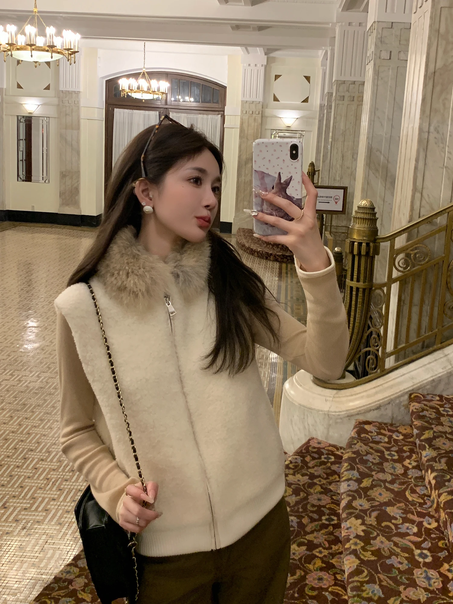 

Женская куртка из овчины LM с воротником из волчьего меха, кожаная и меховая жилетка, меховое пальто со съемным дизайном, приталенный крой, короткая модель S