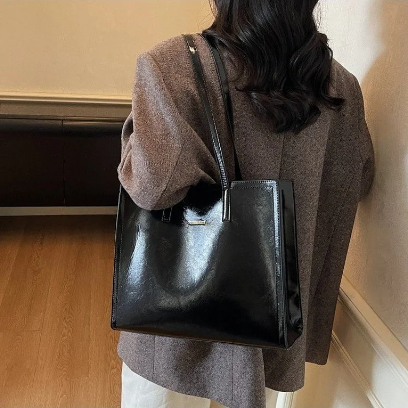 

Elegant Women's Tote Bag Made Of Daisy-Patterned Leather Featuring Trendy Cyprus Vintage Lightweight Soft Daily Look