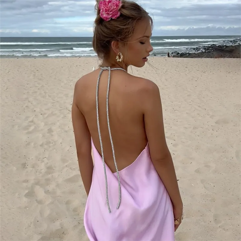 Nowa, pikantna sukienka mini na ramiączkach typu halter, bez pleców, dopasowana, podkreślająca figurę, w stylu \"Spicy Hot Girl\", satynowa, idealna na imprezę i na co dzień, kolekcja jesień 2025.