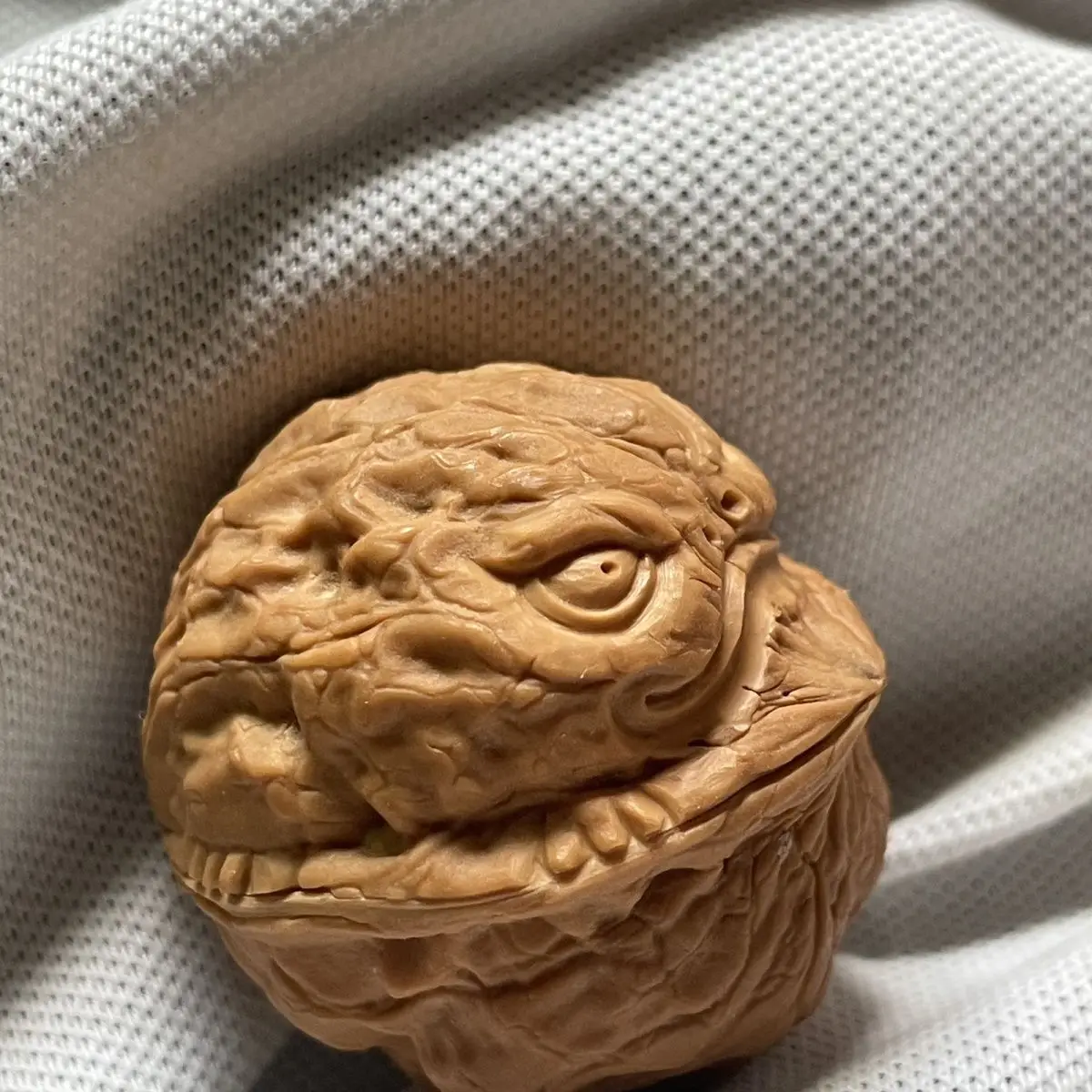 Iron Walnut Toad Head Golden Toad Peach Stone Fine Carving Pure Handmade Exquisite Carving Wen Play Attract Wealth Hand Piece