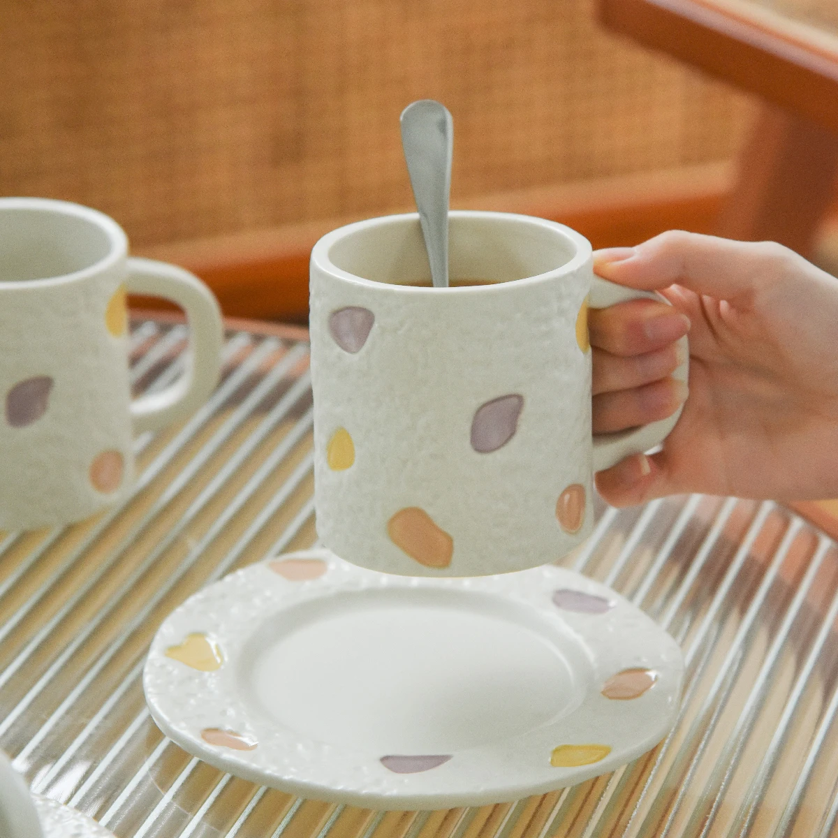 Керамическая кружка, креативная кофейная чашка с текстурой и каменным узором, дизайнерские чашки для домашней питьевой воды для девочек с тарелкой, кухонная посуда для напитков Керамическая кружка, креативная кофейная чашка с текстурой и каменным узором, дизайнерские чашки для домашней питьевой воды для девочек с тарелкой, кухонная посуда для напитков