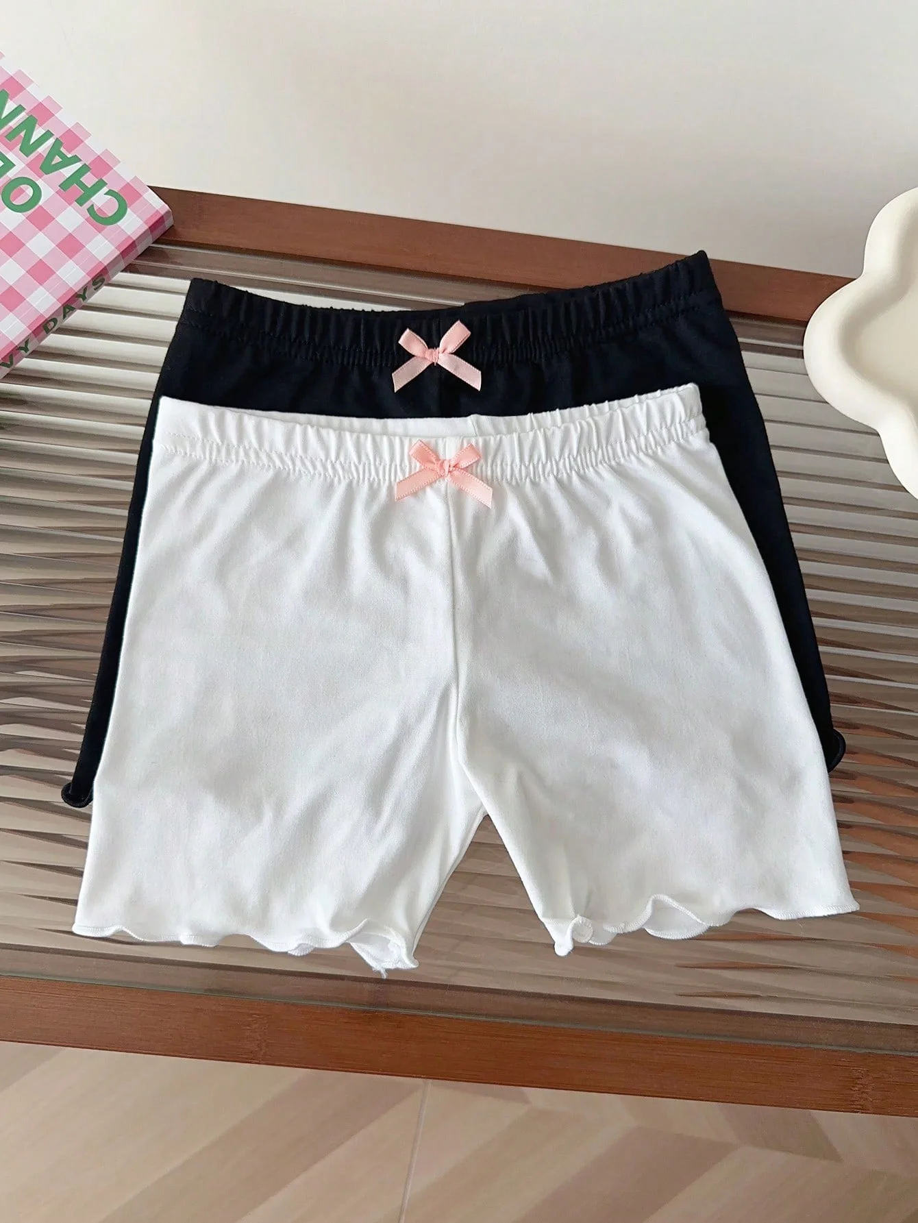 2 Pairs of Kids' Black and White Wavy Edge Shorts with Small Bow Decoration, Soft Modal Material Panties for Girls Aged 2-12 for Daily Wear