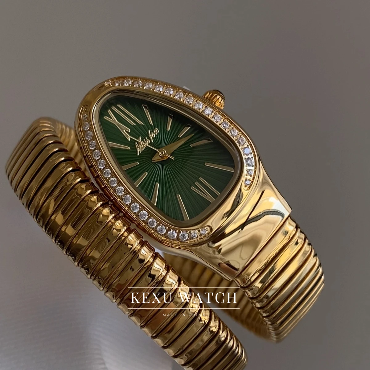 

Часы Mishali, элегантные женские часы с римскими цифрами и зеленым циферблатом, изящные кварцевые наручные часы в форме головы змеи для женщин