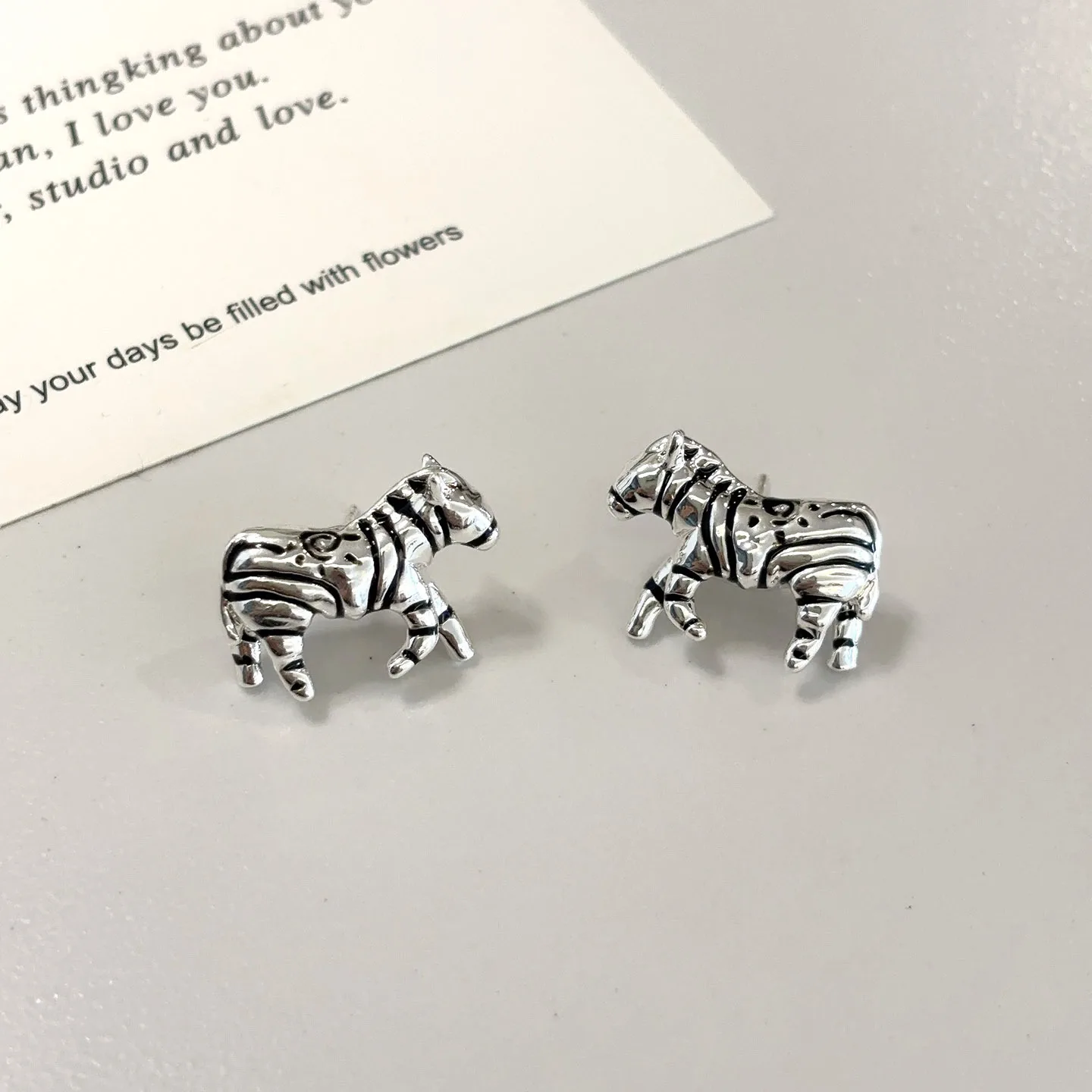 

Уникальные дизайнерские серьги-гвоздики «Зебра» для женщин, эмалевые разноцветные серьги с полосатым животным принтом, персонализированные и забавные универсальные серьги