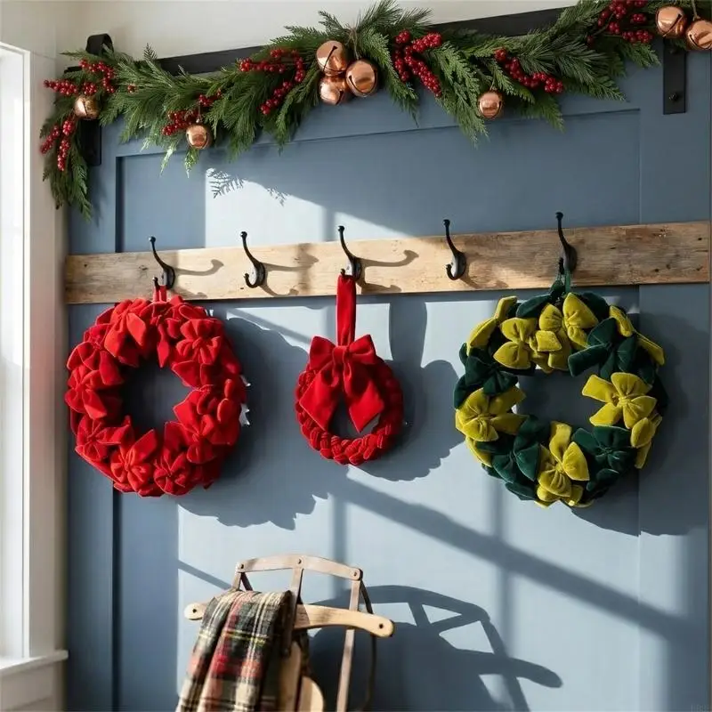 

Elegant Fleece Christmas Wreath With Flocking Decoration For Holiday Party Decoration B03E