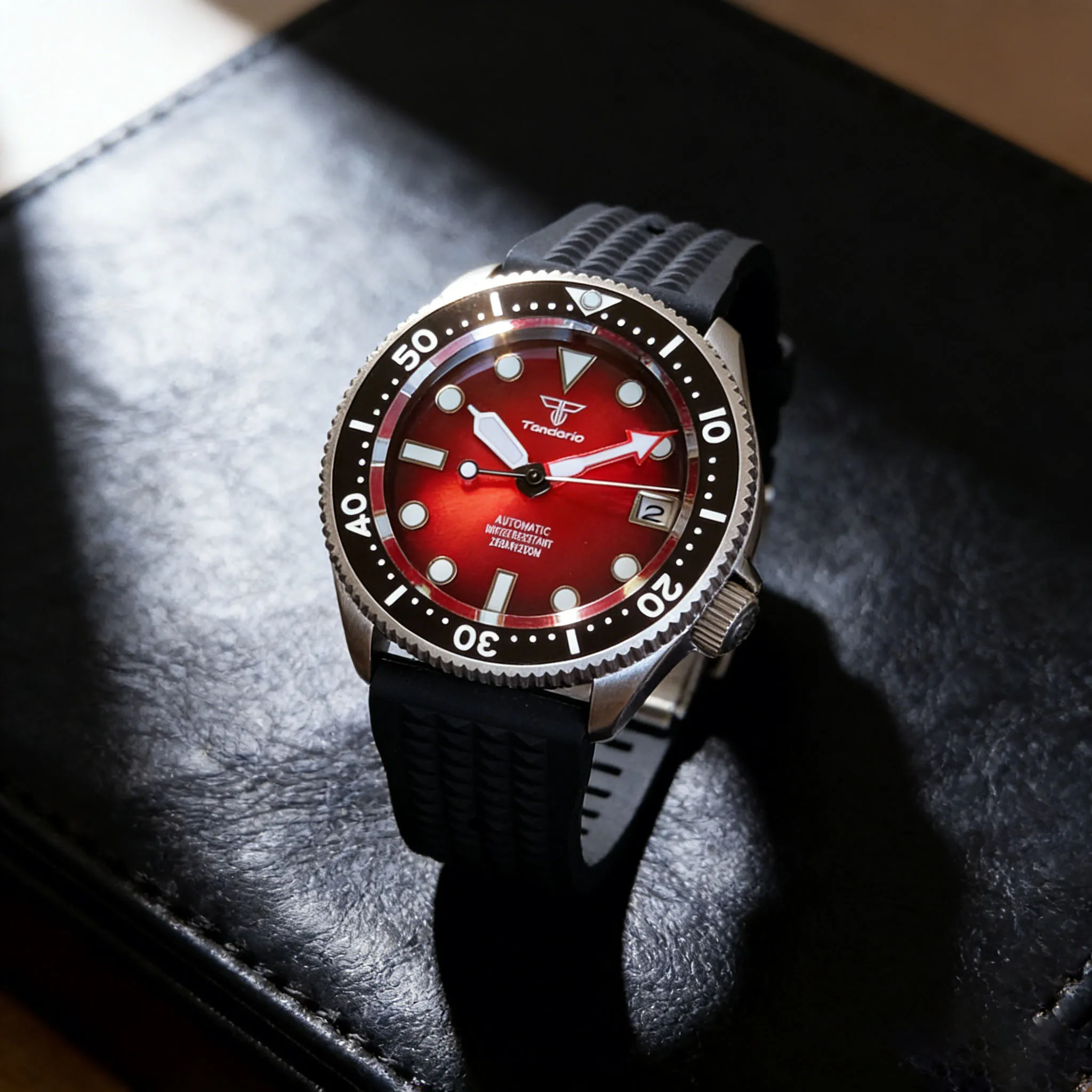 

Red 37mm Diving Series Tandorio Sapphire Glass 20BAR Rotatable Bezel Green Luminous 3.8 Crown NH35A Auto Men Mechanical Watch